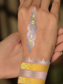 1 hoja de tamaño grande de arte corporal metálico dorado y plateado para mujeres y hombres, tatuaje en tatuajes temporales, pegatinas de patrón de mandala de henna, tatuaje falso a prueba de agua que dura de 2 a 5 días, cubre cicatrices, se puede usar en brazos, muñecas, hombros, piernas, cintura, cuello, mano, pecho, muslos, dedos, adecuado para fiestas, regalos, mejores amigos, viajes y vacaciones - Dorado - Ver 3