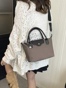 冬季，迷你新款时尚手提包采用撞色设计，尼龙防水面料单肩包、方形包和蔬菜篮包适合通勤上班、聚会和度假约会。尺寸：长：12.6 英寸 * 宽：4.3 英寸 * 高：7.9 英寸