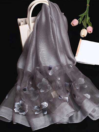 真丝披肩式轻薄围巾，春夏秋季皆宜，杭州精工刺绣，纯手工真丝，是送给母亲、女士和女性的精美礼物，适合各种场合。
