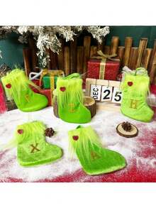 Opakowanie pojedyncze, skarpetki świąteczne, ozdoby świąteczne, zielony plusz, haftowane skarpetki z literami, ozdobne skarpetki świąteczne w torebce prezentowej