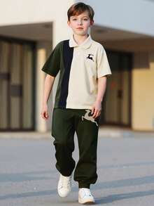 Conjunto de 2 piezas de camisa polo de manga corta y pantalones con cordón para niños/niños pequeños/adolescentes, con parte superior estampada con bloques de color y ciervos y pantalones casuales - Verde militar - Ver 2