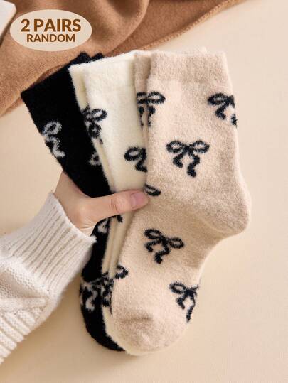 2/4 paires de chaussettes d'hiver en peluche pour femmes avec motif nœud, mi-mollet. Cadeau de Noël, chaussettes épaisses, douces, moelleuses et chaudes, confortables, décontractées. Couleurs aléatoires, convient pour un usage quotidien et les sorties, chaussettes douillettes