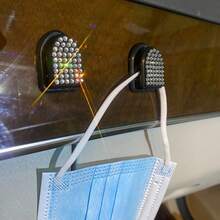 5/10个黑银色水钻汽车自粘式储物挂钩，便捷的自粘式设计，让您可以自由地将它们布置在车内的不同区域，无论是座椅旁还是中控台周围，都能牢固固定。水钻外观时尚美观，适用于各种车内风格，是您在车内添加储物挂钩的绝佳选择。 - 銀色 - 查看 6