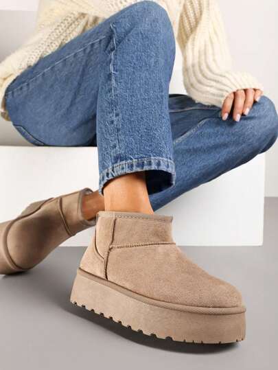 Botas De Neve De Cano Baixo Feitas Em Uma Plataforma, Altamente Isoladas