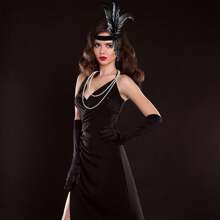 2件套1920年代复古风格女孩头饰项链套装 - 包括1个黑色串珠羽毛头饰和1条白色仿珍珠项链，精美礼品。采用仿珍珠、串珠和羽毛制成，适合化装舞会、角色扮演、装饰艺术主题派对、狂欢节、万圣节、毕业舞会和其他复古场合。