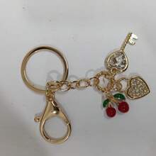 Kirsche Kette mit glänzendem Harz Anhänger - Legierung, dekorative Zubehörteile Kirsche Dekoration Taschenkette Anhänger Taschenverlängerungskette mit Kettenanhänger, geeignet für verschiedene Taschen, Schlüsselanhänger, Handtaschen, Umhängetaschen, Schultertaschen für Frauen, Autoschlüsseltasche, geeignet für Geldbörsen und Taschen, ideales Geschenk für die Familie