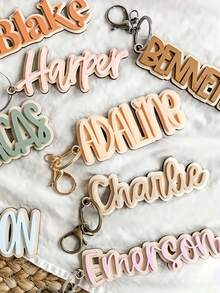 1pc Customized Acrylic Name Keychain | Personalized Letter Wooden Keychain | Colorful Name Wood Grain Keychain | Customized Gift For Friends | Back To School Backpack Hanging Name Keychain | Customized Acrylic Luggage Tag | Commemorative Love & Friendship Keychain | Handmade Keychain | Personalized Gift | Minimalist Keychain | Commemorative Gift - Móc khóa tên - Xem 3