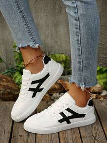 Women's New Fashion Flat Skate Shoes Lace-Up Geometric Pattern Casual Sneakers, Low-Top, Plus Size, Suitable For All Seasons, Modern Stylish Outdoor Street Campus Versatile Sporty Shoes