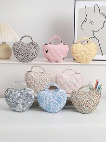 1 Stück Damen Handtasche für Make-up, ein blumenmusteriger, tragbarer, gesteppter Aufbewahrungsbeutel für Toilettenartikel und Kosmetik mit Nischenkonstruktion und großer Kapazität. Es hat einen einfachen, stilvollen und frischen Stil, was es zu einem Muss für die Reise und der perfekten Wahl für schöne Damen macht. Herbst Uni Essentials Reise Essentials Urlaubs Reise Tasche für Damen Make-up Organizer