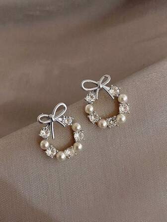 1 对可爱蝴蝶结和珍珠耳钉，适合女性日常佩戴