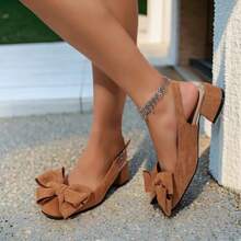 Modne, eleganckie, wysokiej jakości, zamszowe buty damskie na grubym obcasie z kwadratowym noskiem, wsuwane, w dużych rozmiarach, idealne na spotkania, do domu, na formalne wydarzenia, imprezy, uniwersalne, wygodne do chodzenia, jazdy samochodem i dojazdów do pracy.