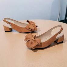 Modne, eleganckie, wysokiej jakości, zamszowe buty damskie na grubym obcasie z kwadratowym noskiem, wsuwane, w dużych rozmiarach, idealne na spotkania, do domu, na formalne wydarzenia, imprezy, uniwersalne, wygodne do chodzenia, jazdy samochodem i dojazdów do pracy.