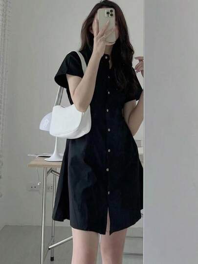 Vestido corto tipo camisa con cuello vuelto, botones simples, cintura ajustada y mangas cortas, de estilo sencillo y elegante para mujer.