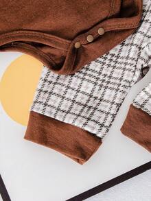 两件套复古英伦风男婴套装 - 卡其色领结连体衣 + 格纹背带裤，可爱小熊元素