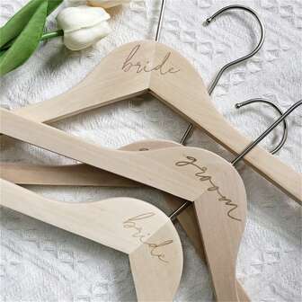 2pcs/Set Wedding Decoration Groom/Bride Wooden Hanger Wedding Engagement Honeymoon Travel Wife Gift Bachelorette Party Bridal Shower