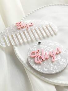2 pièces/set Peigne à cheveux élégant personnalisé - Design en fibre d'acétate vintage avec petit miroir rond personnalisé, texture de faux perle. Peigne à cheveux avec nom personnalisé - Accessoire capillaire unique pour femmes, cadeau parfait pour anniversaire/demoiselle d'honneur/mariée/mère. Accessoires de beauté de Noël, organisateur de voyage, accessoires occidentaux pour femmes - Blanc - Voir 2