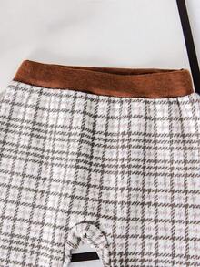 两件套复古英伦风男婴套装 - 卡其色领结连体衣 + 格纹背带裤，可爱小熊元素