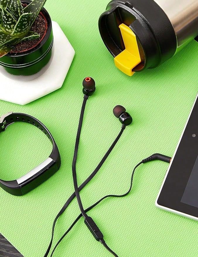 JBL Fone de Ouvido com Fio Tune 110 com Microfone, Cabo Plano Antienrolamento, Graves Potentes, Som Estéreo, Adequado para Jogos de Computador e Esportes, Compatível com Entrada de Fone de Ouvido de 3,5 mm - Branco - Visão 9