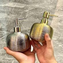 Luksusowy, szczotkowany, galwanizowany, ceramiczny dozownik do mydła w kolorze szampańskiego złota, butelka na mydło w płynie do łazienki w hotelu, srebrna butelka z pompką do balsamu, butelka na żel pod prysznic, okrągła, antypoślizgowa dekoracja blatu, wysokiej klasy dozownik do mydła w płynie z pompką