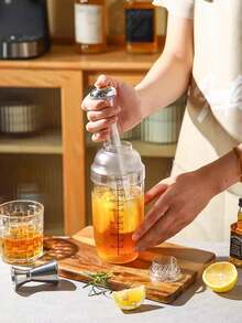 1 Stück Messbecher zum Mischen, geeignet zum Herstellen von Zitronentee, Früchtetee und Milchtee. Es ist ein transparenter Mischbecher, der kälte-, hitze- und druckbeständig ist, mit einem Griff-Design, das sich für kalte Getränke eignet. Er kann als Küchenutensil, Sportflasche oder Outdoor-Wasserflasche verwendet werden und ist perfekt für Weihnachtsfeiern und Partys.