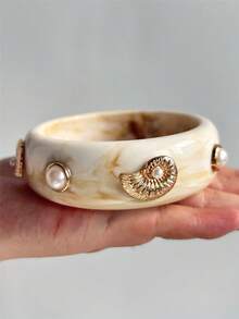 1 pieza Nuevo brazalete de resina geométrica con teñido anudado en beige, asimétrico con concha y perla, joyería llamativa y gruesa, adecuado para fiestas, vacaciones y uso diario