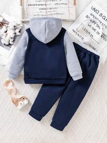 2 piezas Conjunto de estilo deportivo para niños pequeños, chaqueta con cremallera con capucha en parches azul marino y gris + pantalones casuales de unicolor con estampado de letras, otoño/invierno - Azul Marino - Ver 2