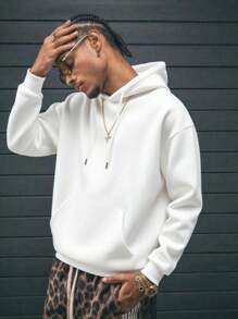 男士休闲街头风连帽卫衣，纯色，带抓绒内衬，宽松版型，适合日常穿着和叠穿。