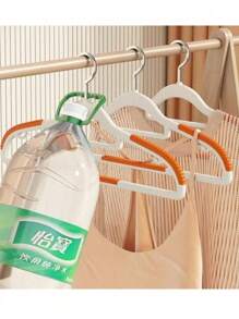 GANCHO DE CUELLO ANTIDESLIZANTE CON DISEÑO. -Diseñado para colgar ropa, evitando que se deslice gracias a su recubrimiento antideslizante. Material: Plástico resistente con recubrimiento de goma o silicona en las áreas en contacto con la ropa. Diseño: Presentan un diseño ergonómico que se adapta a la forma de la ropa, evitando deformaciones. Ventajas: Ahoran espacio en el armario, mantienen la ropa organizada y evitan arrugas. - Naranja - Ver 3