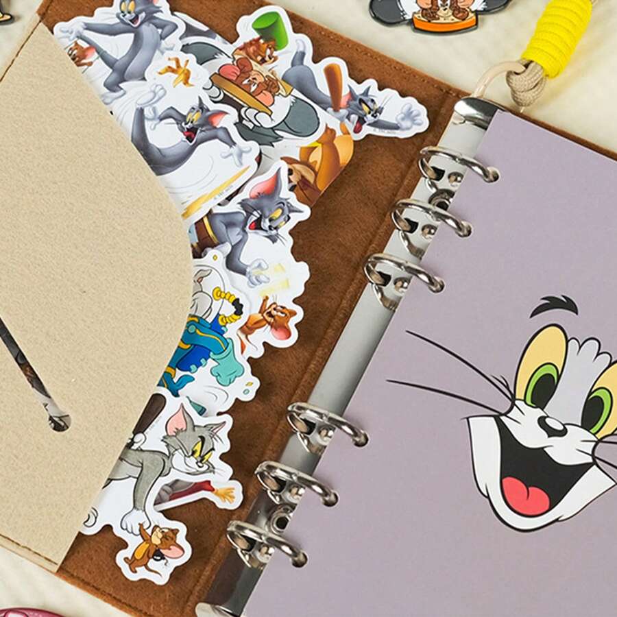 TOM AND JERRY. 1本粘性毛毡笔记本，封面图案为汤姆猫、杰瑞鼠、斯派克狗等经典童年动画角色，卡通工艺品新奇小册子，圣诞礼物，适合粉丝、家人、朋友、办公室成年人、学生返校季[官方授权] - A - 查看 1