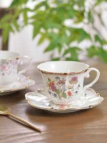 1 Set de taza y platillo con borde dorado y estilo floral europeo vintage. Con elementos estéticos clásicos europeos, estilo vintage, decoración de borde dorado, diseño exquisito y noble. Artesanía de cerámica con decoración de patrones florales vívidos y colores vibrantes que no se desvanecen. Vajilla de alta calidad perfecta para el té de la tarde. Agarre cómodo, tamaño de taza adecuado. Excelente regalo para amigos, familiares, cumpleaños, fiestas.