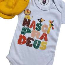 Body Bebe Menino- Frases - Nasci Pra Deus + Boina - Mesversário - Amarelo - Visão 2