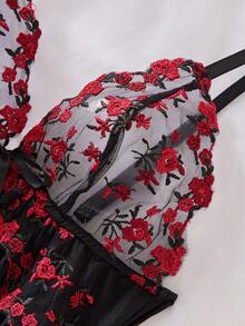 女士精致花卉刺绣荷叶边下摆性感吊带裙和透明 V 字形内裤套装 - 黑色 - 查看 4