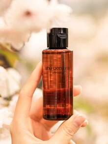 Shu Uemura 迷你尺寸] ULTIME8 卸妝油 50ml / 一款能有效去除彩妝與雜質的保濕卸妝油 / 絲滑質地鎖住水分，強化肌膚屏障，並提升後續護膚產品的吸收力與功效 - ULTIME 50ml - 查看 4