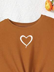 2 件套女孩和少女休闲日常爱心印花短袖上衣 + 条纹印花短裤（配随机条纹腰带）