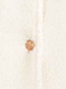 Chaqueta corta de mujer con cuello redondo, botones metálicos delanteros, mangas raglán y dobladillo con volantes en color amarillo mostaza