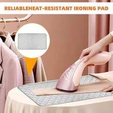 1 件装耐高温熨烫垫，可折叠，方便熨烫衣物，便携耐用，适用于日常衣物护理，小巧的表面保护垫可保持熨烫清洁，防滑设计防止熨烫过程中移位，是居家、宿舍、工作室或旅行的理想之选，坚固的折叠垫易于存放，方便取用，并在整个衣物护理过程中提供可靠的耐热性。