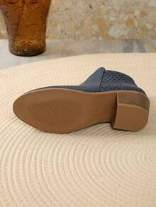 Botas cortas de otoño 2025 para mujer de talla grande, zapatos de estilo clásico del oeste americano para ir al trabajo, color azul sólido con tacón grueso hueco y tacón medio, con cremallera lateral en los tobillos