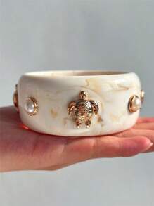 1 pieza Nuevo brazalete de resina geométrica con teñido anudado en beige, asimétrico con concha y perla, joyería llamativa y gruesa, adecuado para fiestas, vacaciones y uso diario