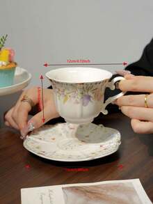 1 Set de taza y platillo con borde dorado y estilo floral europeo vintage. Con elementos estéticos clásicos europeos, estilo vintage, decoración de borde dorado, diseño exquisito y noble. Artesanía de cerámica con decoración de patrones florales vívidos y colores vibrantes que no se desvanecen. Vajilla de alta calidad perfecta para el té de la tarde. Agarre cómodo, tamaño de taza adecuado. Excelente regalo para amigos, familiares, cumpleaños, fiestas.