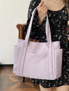 O geantă mov cu un design minimalist care interpretează temperamentul elegant. Material textil de calitate excelentă, delicat și moale la atingere, cu un corp drept și elegant. Stil clasic de purtare manuală, cu o curea de umăr lărgită și confortabilă, potrivită pentru purtare manuală pe un singur umăr. Buzunare multiple practice în față, clasificare ușoară.