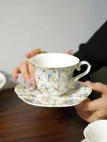 1 Set de taza y platillo con borde dorado y estilo floral europeo vintage. Con elementos estéticos clásicos europeos, estilo vintage, decoración de borde dorado, diseño exquisito y noble. Artesanía de cerámica con decoración de patrones florales vívidos y colores vibrantes que no se desvanecen. Vajilla de alta calidad perfecta para el té de la tarde. Agarre cómodo, tamaño de taza adecuado. Excelente regalo para amigos, familiares, cumpleaños, fiestas.