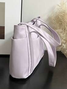 O geantă mov cu un design minimalist care interpretează temperamentul elegant. Material textil de calitate excelentă, delicat și moale la atingere, cu un corp drept și elegant. Stil clasic de purtare manuală, cu o curea de umăr lărgită și confortabilă, potrivită pentru purtare manuală pe un singur umăr. Buzunare multiple practice în față, clasificare ușoară.