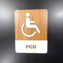 Wood's House Placa de Sinalização para Banheiro Acessibilidade PCD em MDF Amadeirado e MDF Branco em relevo 3D