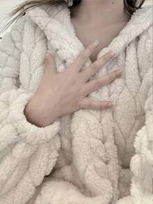 1pc Women's Comfortable Coral Fleece Hooded Robe - Warm & Soft Loungewear With Pockets, Machine Washable - Warm Home Decor For Autumn/Winter