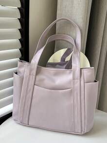 O geantă mov cu un design minimalist care interpretează temperamentul elegant. Material textil de calitate excelentă, delicat și moale la atingere, cu un corp drept și elegant. Stil clasic de purtare manuală, cu o curea de umăr lărgită și confortabilă, potrivită pentru purtare manuală pe un singur umăr. Buzunare multiple practice în față, clasificare ușoară.