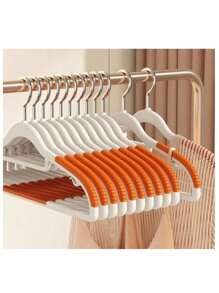 GANCHO DE CUELLO ANTIDESLIZANTE CON DISEÑO. -Diseñado para colgar ropa, evitando que se deslice gracias a su recubrimiento antideslizante. Material: Plástico resistente con recubrimiento de goma o silicona en las áreas en contacto con la ropa. Diseño: Presentan un diseño ergonómico que se adapta a la forma de la ropa, evitando deformaciones. Ventajas: Ahoran espacio en el armario, mantienen la ropa organizada y evitan arrugas. - Naranja - Ver 1