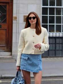 Chaqueta corta de mujer con cuello redondo, botones metálicos delanteros, mangas raglán y dobladillo con volantes en color amarillo mostaza