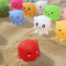 Juguete apretable de mini familia de pulpos de alta calidad, suave y esponjoso, de serie TPR, color y estilo aleatorios enviados