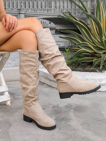 Stivali al ginocchio neri e color cachi nuovi per l'autunno/inverno 2025, punta tonda in morbido materiale scamosciato sintetico, design plissettato, tacco largo e suola spessa, comodi e antiscivolo, adatti per feste, appuntamenti, uso quotidiano e pendolarismo