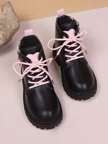 1 双黑色哑光儿童军靴，柔软材质，侧拉链，系带前部，圆头，厚底，耐磨，英伦风格经典短靴，适合女学生休闲、度假、派对穿着，秋冬新款